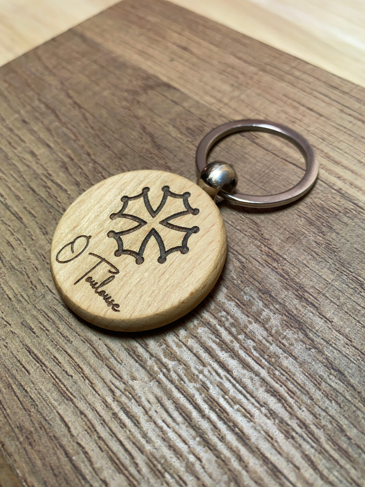 Porte clefs rond en bois - Croix Occitane