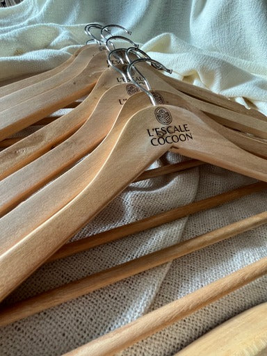 Lot de 10 Cintres gravés en bois personnalisé