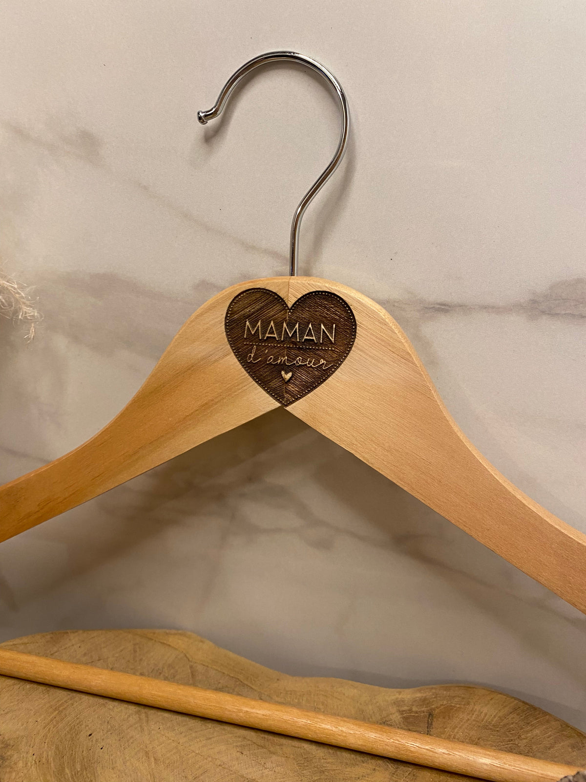 Lot de 10 Cintres gravés en bois personnalisé
